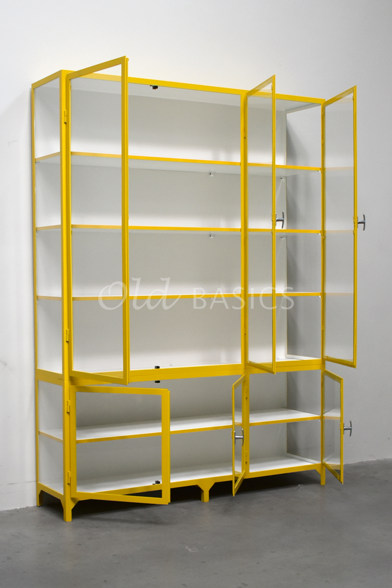 Detail van Apothekerskast Vitrine, 3 deuren, RAL1032, geel, materiaal staal